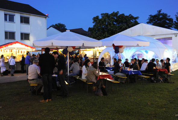 Pavillons mit Bierbank Garnituren