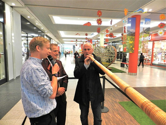 Moderation, Moderator Urs Sahli aus Bern Eröffnung Roadshow 20 Jahre Naturaplan «FÜR DIE LIEBE ZUR NATUR» Wankdorf Center Bern