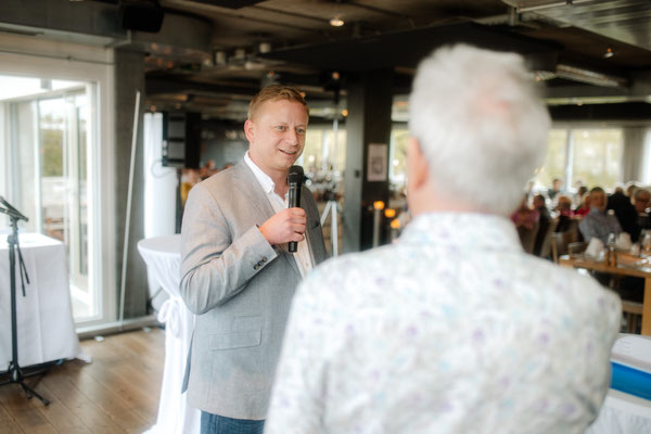 Eventmoderation - Moderator Urs Sahli am 50 Jahre Jubiläum von BST Sicherheitstechnik AG (© 2024 cramarts photography)