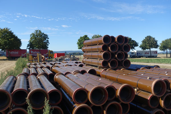 Lagerplatz mit Steinzeugrohren DN 200