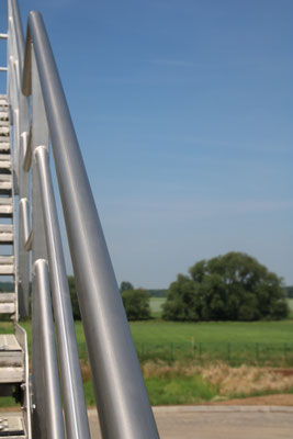 Geländer und Podeste aus Edelstahl für Kläranlagen und Schachtbauwerke