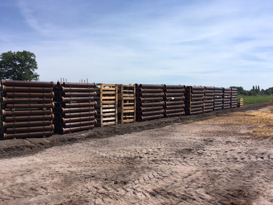 Einbau von ca. 600 m Steinzeugrohren DN 200 N, zzgl. Anschlusskanäle in DN 150 mit Steinzeugrohren