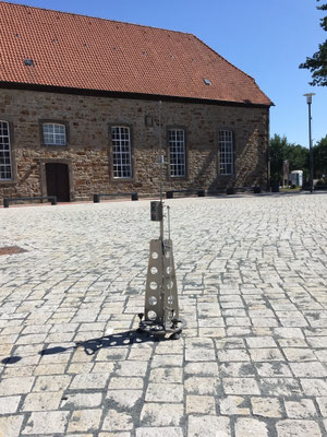 Neugestaltung mit Natursteinpflaster und Überprüfung durch die Fugensonde in Rehburg