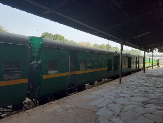 die Wagons auf dem Bahnsteig stehen still