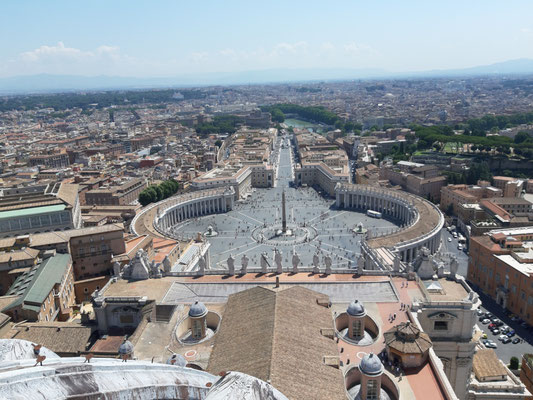 Blick auf den Petersplatz von der Kuppel