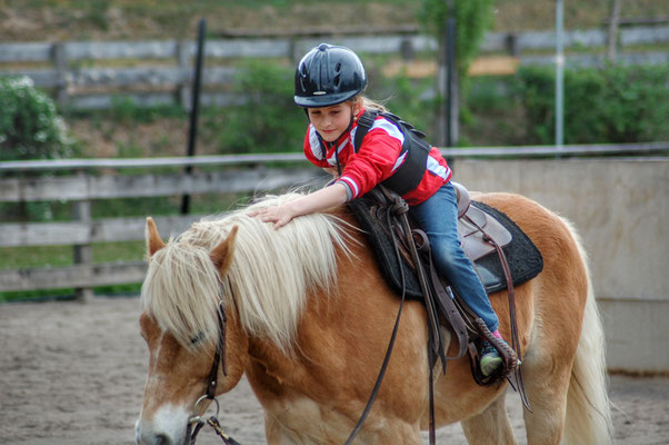 Kinderreitwochen 2018 Jana auf Haflinger Pferd Reitstunde