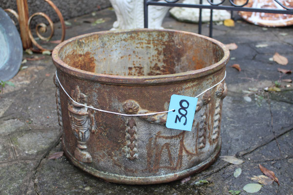 GRANDE VASO IN GHISA CON DECORI. cm 25 h. x 42 d.  € 300.  (disponibile la coppia)