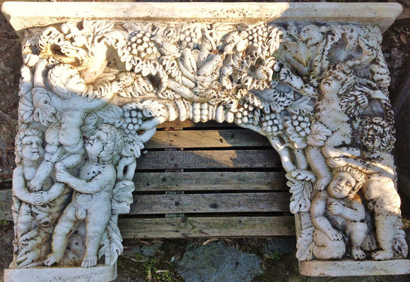 GRANDE CAMINO IN MARMO BIANCO SCOLPITO, BLOCCO UNICO. XIX SECOLO. CM 155 X 30 X 105 H. Prezzo € 5000