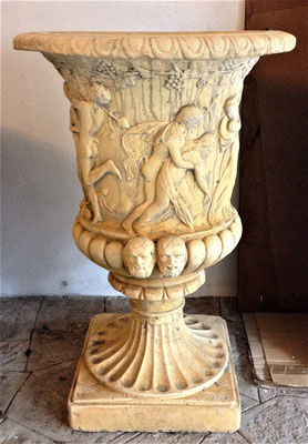 GRANDE VASO IN TERRACOTTA CHIARA CON RAPPRESENTAZIONI NEOCLASSICHE. XX SEC. DIAMETRO CM 60 X 90 H. Prezzo € 600
