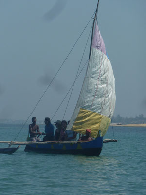 Ifaty pirogue voile gonflée Madagascar