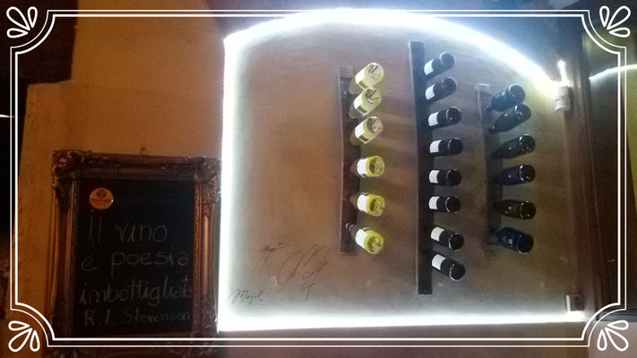 portabottiglie da parete in legno a led