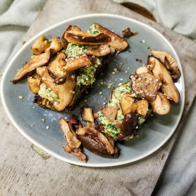 toast paddenstoel met avocado en spinazie
