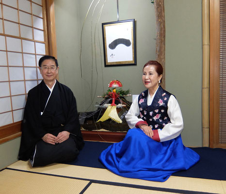 宗家と韓国茶道家元、李瑛子先生。