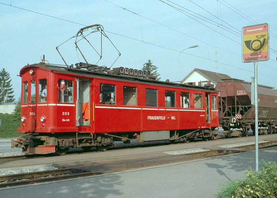 1981 im neuen Bahnhof ankommender Rollbockzug