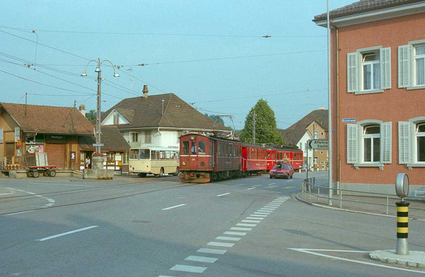 e 4/4 201 fährt 1977 im alten Bahnhof