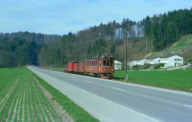 Güterzug 1974 bei Lüdem (Station im Hintergrund)