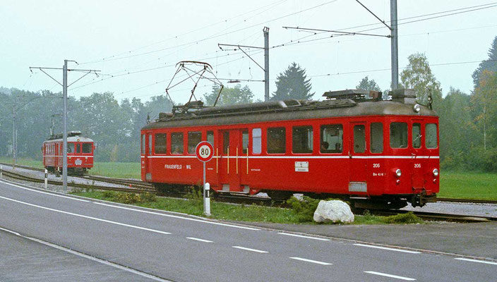 Zugkreuzung 1977; vorne Be 4/4 205 hinten BDe 4/4 207; Tempolimit 80 ist auch Geschichte, heute gilt hier 50