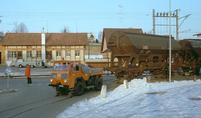 Das Zweiwegefahrzeug bringt die Wagen 1981 zur Mühle 
