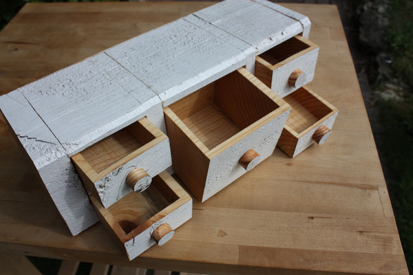Schubladenbox aus einem alten Balken
