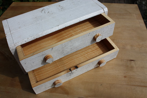 Schubladenbox aus einem alten Balken