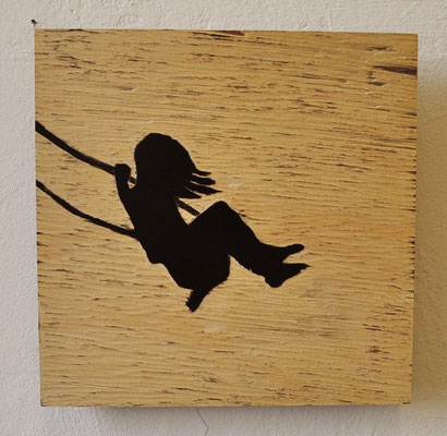 Maruska Mazza, "Little girl on the swing", carving on the wood, 20x20 cm