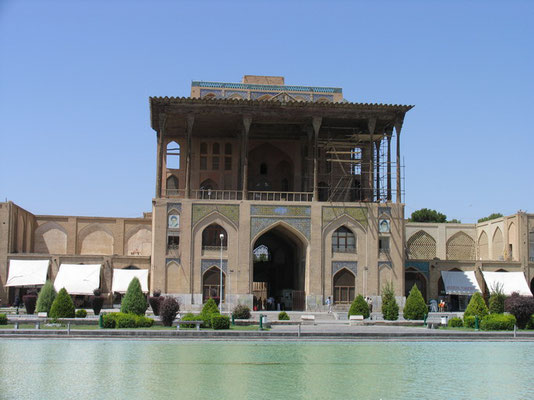 モスクに隣接する広場 Ali Qapu Palace (1598～1606年建造) 広場でポロや踊り、鹿狩りなどの催し物があると王がここで閲覧した。