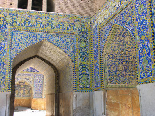 モスク建物外壁面を飾る鮮やかなモザイクタイル!