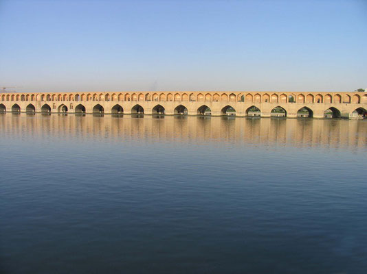 イスファハン郊外の川に架かる1602年建造の古いレンガ製の Si-O-Se (33) Pol (橋)
