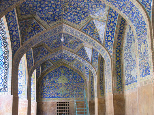 Isfahan - Masjed-e-Imam モスクの内部です。1612～1637年の建造です。