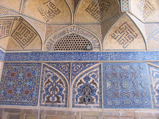 11世紀から存続するモスク内部壁面のモザイクタイル。