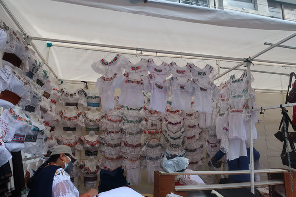 Chemises brodées typiques d'Otavalo