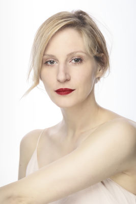 Kato Sallay - Schauspielerin - im Studio