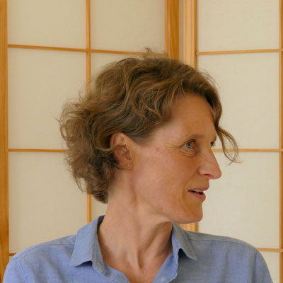 Gesa Pfitzinger hat ihre Praxis für körperorientierte Psychotherapie in Mülheim an der Ruhr. In der Traumatherapie arbeitet sie neben den Methoden der kreativen Therapie auch mit Somatic Experiencing (SE).  