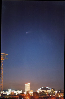 1997年3月末　福岡ドーム上空の　ヘール・ボップ彗星　（f50mmレンズ　固定撮影）