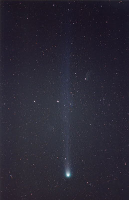 1996年3月　空高く長大な尾をたなびかせた　百武彗星　（f50mmレンズ　ガイド撮影）