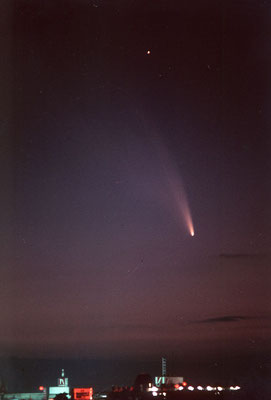 1976年3月の暁天を飾ったウェスト彗星（f135mmレンズ固定撮影）