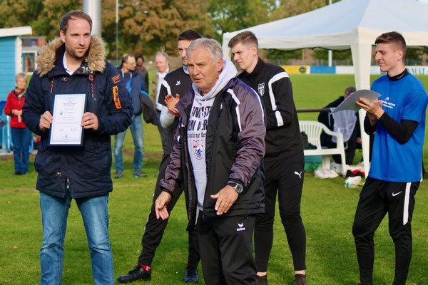 Rainer Zobel (Mitte) bedankt sich bei E-Mädchen-Trainer Daniel Fassnauer (l.) für die schöne Woche beim TuS