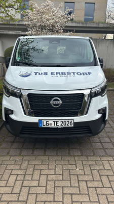 Foto: der neue Vereinsbus mit TuS Logo