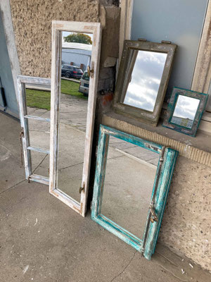 Spiegel in alten besonderen Fensterrahmen, vom Glaser professionell gekittet.
