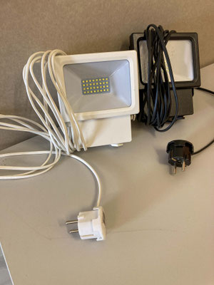 Zwei Strahler - voll funktionsfähig, mit langem Kabel