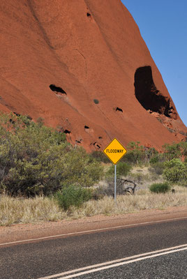 mit dem Auto um den Uluru