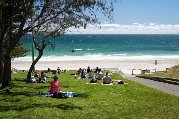 Perth - kleiner Park beim 'Indigo Oscar', Cottesloe Beach