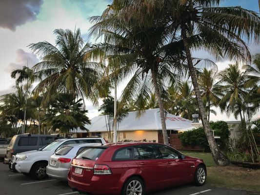 Vor dem Yacht Club