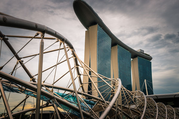 nach Sonnenaufgang - Marina Sands und Helix Bridge