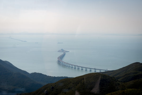 Ngong Ping Cable Car zum Big Buddha - Sicht auf Hongkong-Macao-Brücke (längste Meeresbrücke)