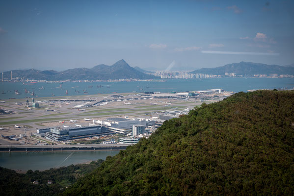 Ngong Ping Cable Car zum Big Buddha - Sicht auf Flughafen