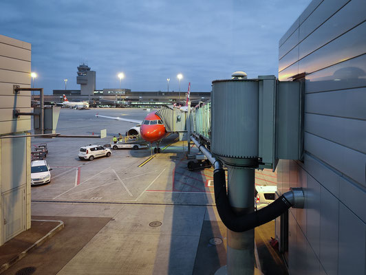 Flughafen Zürich Kloten - unser Flugzeug der Edelweiss Air