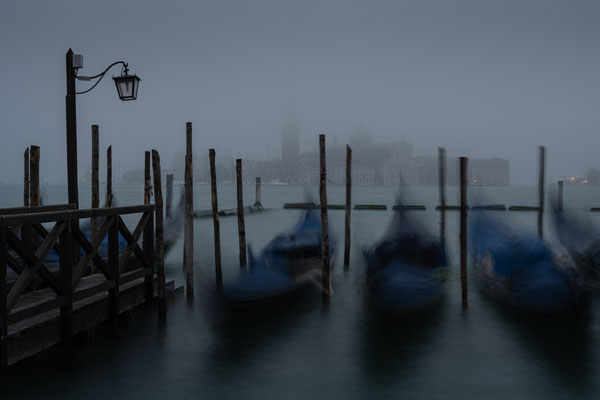Venedig - Sonnenaufgang (ohne Sonne!) an der Uferpromenade fällt ins Wasser...
