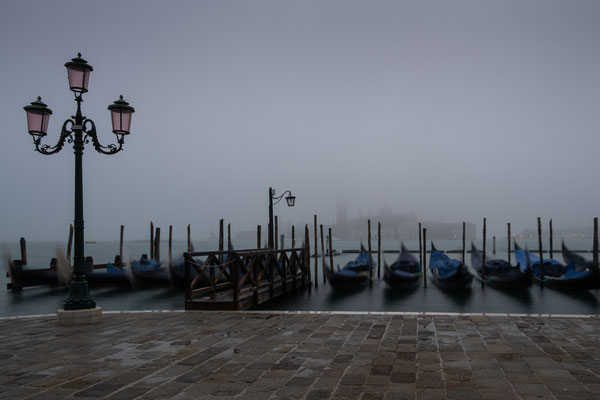 Venedig - Sonnenaufgang (ohne Sonne!) an der Uferpromenade fällt ins Wasser...