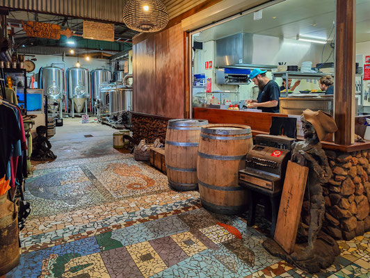 Finlay's Brewery in Kalbarri- da hockt ein 'schwarzer Mann'...